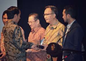 Apotek K-24 Raih Penghargaan Waralaba Indonesia 2016