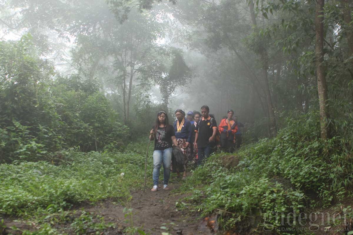 Upacara Labuhan Parangkusumo dan Gunung Merapi Yogya