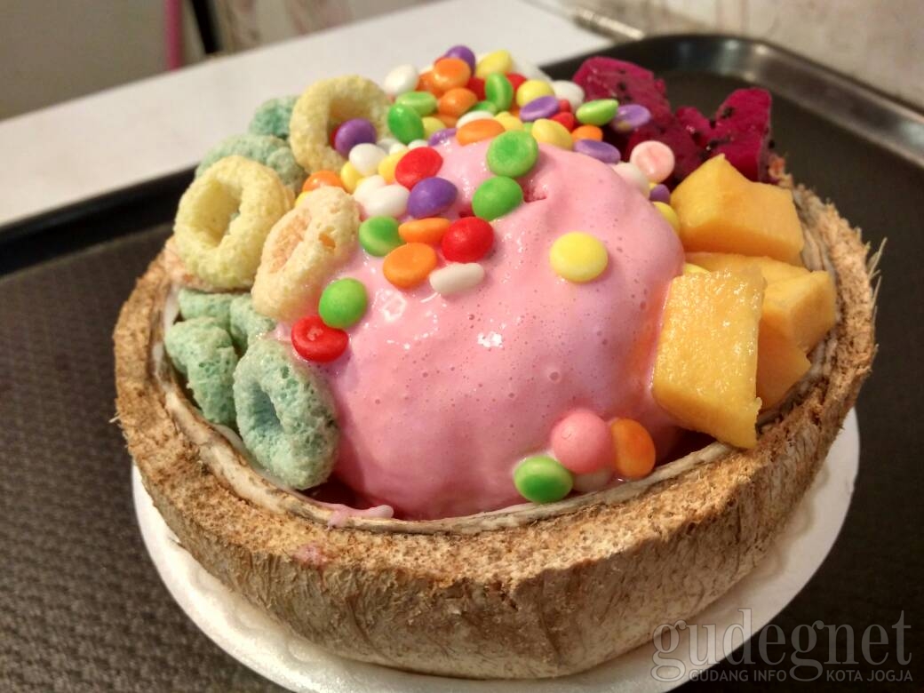 Mangkok Kelapa Cream & Fruit Jogja