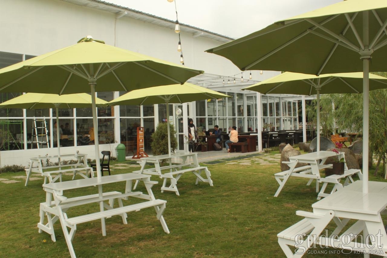 Refresh Cafe and Garden Jogja