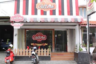 Ice Cream Parlour Old Dish Tip Top