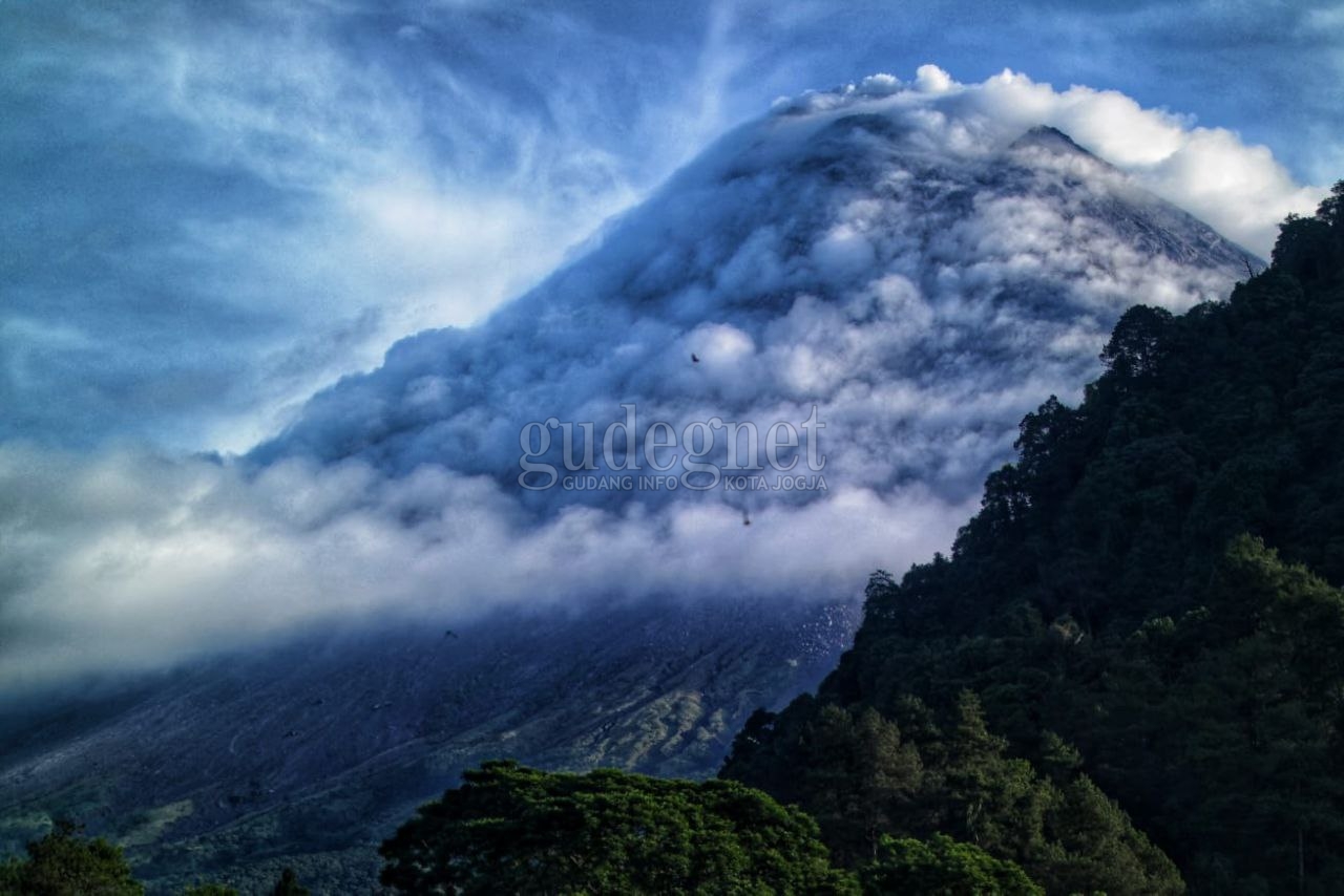 Puncak Gunung Merapi