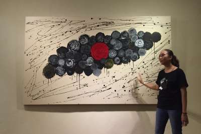 Perupa Hani Santana dalam pameran Segara 