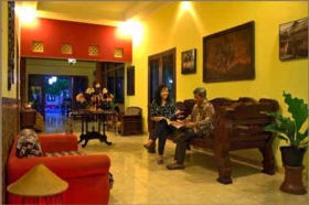 Suasana santai terasa di setiap sudut Ndalem Padma Asri. 