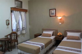Kamar yang bersih, nyaman dan lapang di Hotel Mataram