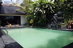 Kolam renang di Griya Yunika Yogyakarta