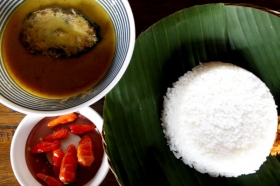 Lodho tongkol, nasi gurih dan cabai rawit