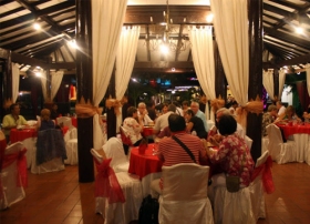 Suasana makan malam di Gazebo Restaurant