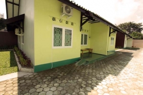 Bagian samping UNO Guest House