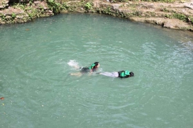 Selain menikmati indahnya gua, wisatawan juga bisa berenang di alam terbuka