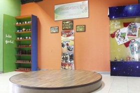 Berkreasi dengan menggambar dan mewarna di Ruang Kreatif
