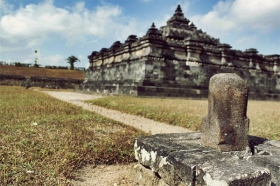 Lingga Yoni di ujung komplek candi