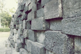 Susunan batuan di bagian bawah bangunan candi