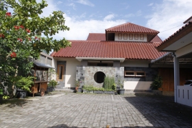 Tempat parkir yang luas di Kos Ganesha 