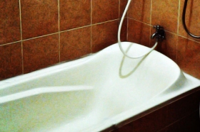 Fasilitas Bath Tub dan Shower di Omah Salakka 1