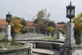 Hiasan Taman di Pura Pakualaman yang Bercorak Kolonial