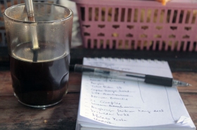 Segelas kopi panas di angkringan Kang Doel