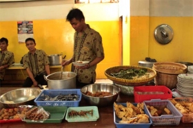 Silahkan ambil lauk sendiri
