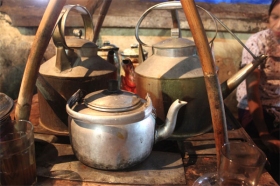 Nama lain angkringan ialah cafe tiga ceret