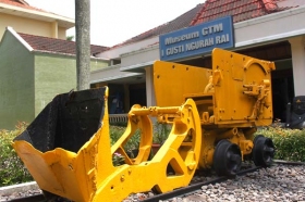 tampak muka museum Geoteknologi