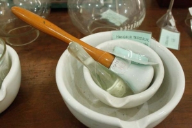 alat-alat laboratorium di rs. mata dr. Yap