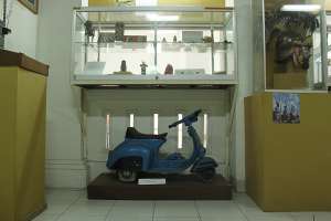 Mainan motor-motoran dari kayu