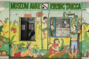 Mural di pintu masuk museum