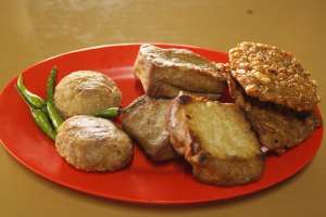 Tahu bacem, tempe garit, dan perkedel