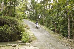 Jalanan menurun menuju Curug Banyunibo Jogja 