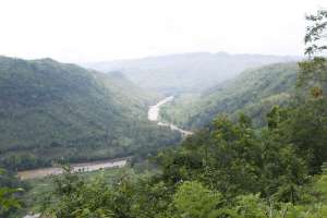 Pemandangan dari atas bukit di goa Jati Sari atau Seropan Tiga