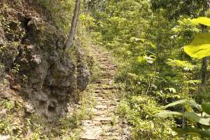 Jalanan yang masih berbatu. Butuh ekstra sabar menitinya.