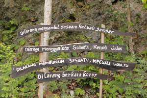 Papan peringatan di lokasi goa