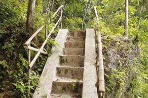 Tangga menuju mulut goa