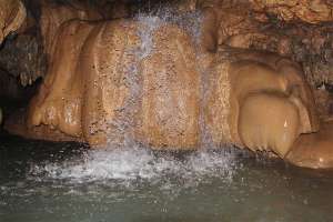 Air terjun sebagai daya tarik wisatawan di goa Cerme