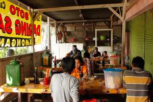 Paling ramai antara pukul 11.00 - 13.00 WIB