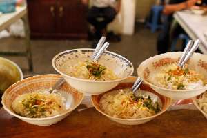 Soto sebelum disajikan 