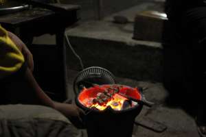 Daging kambing dibakar di atas arang