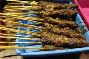 Sate ayam teman santap malam