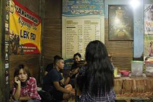 Suasan makan malam di angkringan nganggo suwe