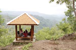 Fasilitas gazebo untuk tempat bincang-bincang santai 