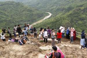 Suasana kebun buah Mangunan di akhir pekan