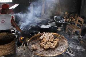 Proses pembuatan peyek tumpuk