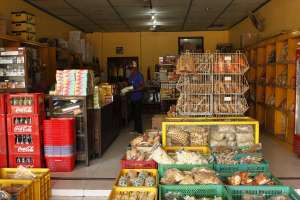 Toko oleh-oleh Mbok Tumpuk yang menyediakan berbagai makanan