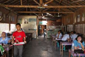 Suasana sarapan di warung soto pak Sabar