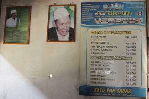 Harga makanan dan minuman di warung soto Pak Sabar