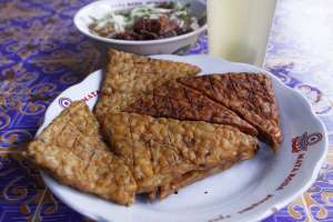 Tempe gurih pendamping makan soto di pagi hari
