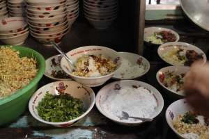 Soto yang disiapkan sebelumnya untuk memudahkan pelayanan