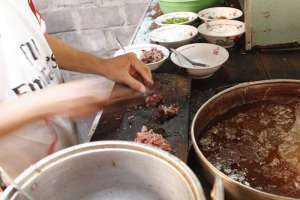 Dalam sehari warung ini membutuhkan antara 15-17 kg daging sapi