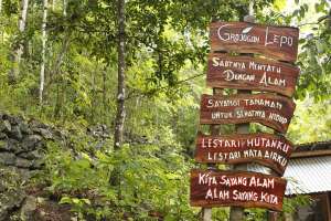 Papan penanda untuk menyayangi lingkungan 