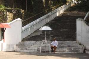 Untuk memasuki areal makam, pengunjung memberi sumbangan seiklhasnya 